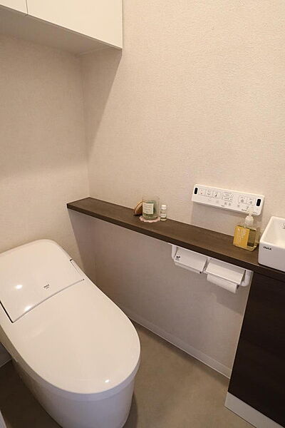 すっきりしたデザインのタンクレストイレ。手洗いも付いています