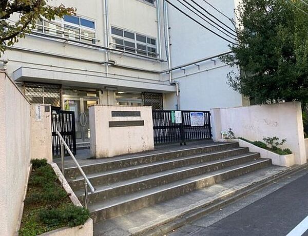 渋谷区立広尾中学校 徒歩37分。 2600m