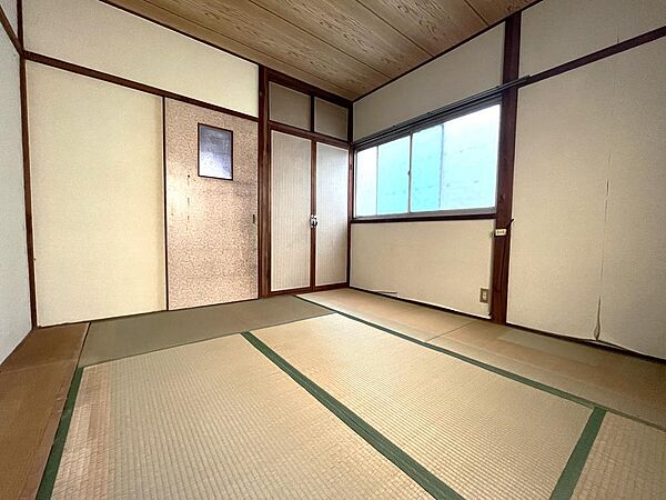 71番地16　2階和室になります。落ち着いた雰囲気の和室。客間や寝室、お子様の遊び場など、多目的にご利用いただけます。