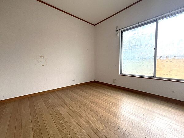 71番地15　2階洋室になります。天気がいい日は、電気をつけなくても明るい部屋になっています。