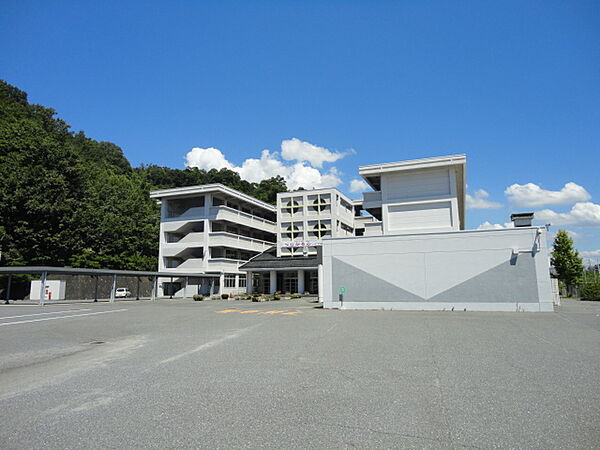 廿日市市立四季が丘中学校：徒歩10分（約700ｍ）