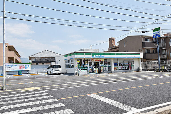 ファミリーマート 隅の浜店：徒歩9分(約550m)