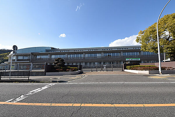 大竹市立大竹小学校まで徒歩17分(約1200m)