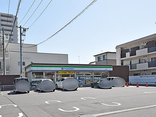 ファミリーマート 楽々園店：徒歩3分（約200ｍ）
