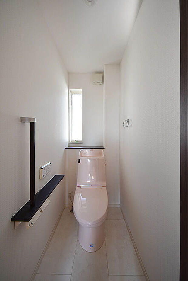トイレ2階　温水洗浄暖房便座付き