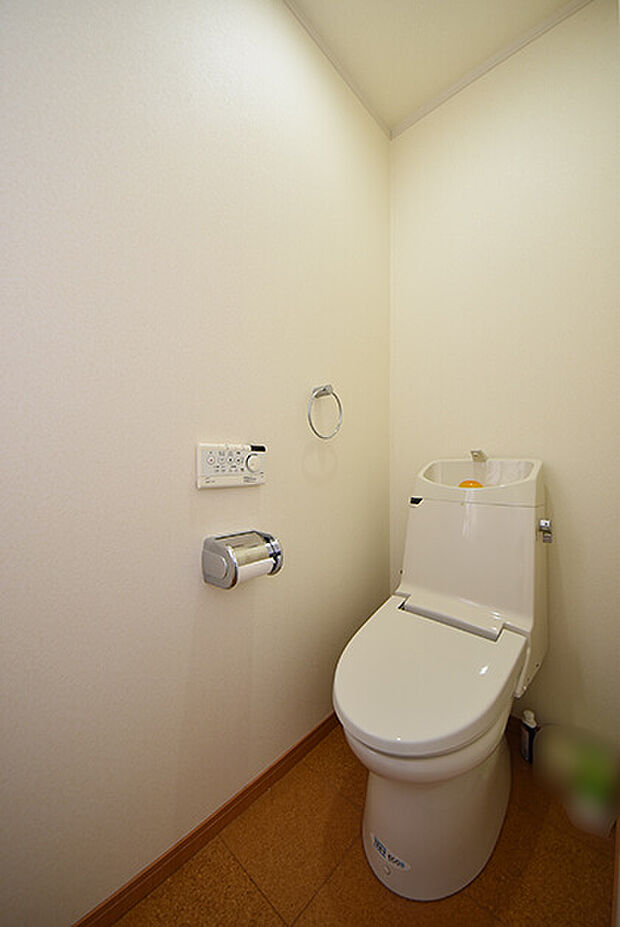 トイレ2階　温水洗浄暖房便座付き