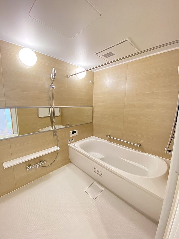 洗い場や浴槽などゆとりをもたせたバスルームには、便利な浴室乾燥機や追い焚き機能付き。