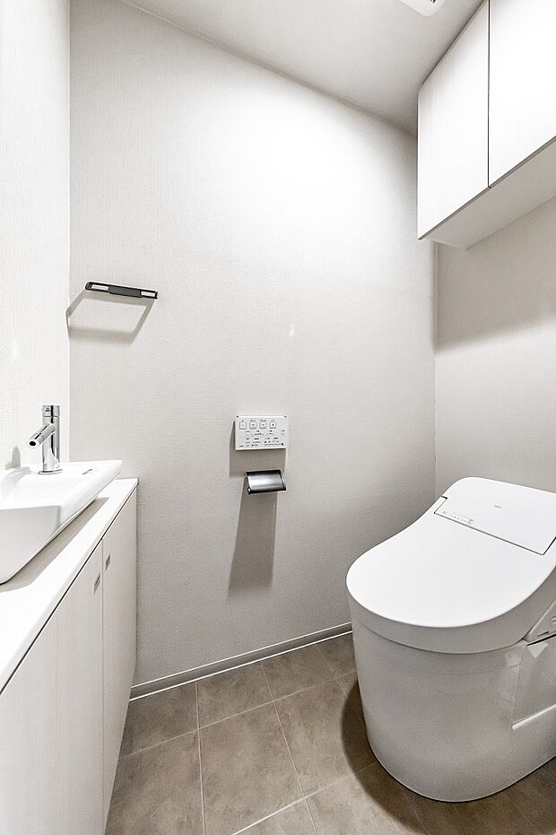 手洗いカウンター付きタンクレストイレで、すっきりとした空間です。