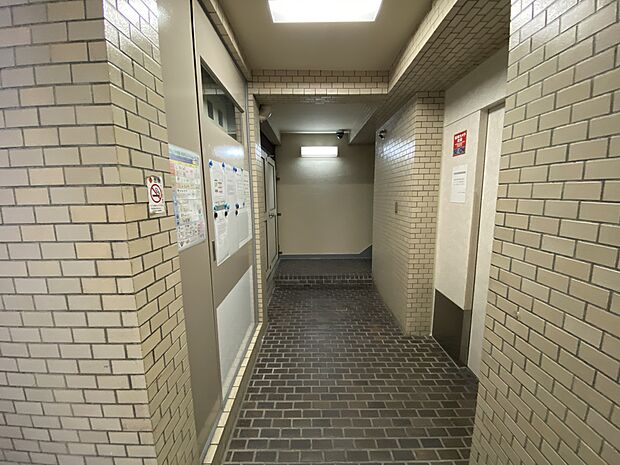 廊下はタイル張りで重厚感のある共用部。管理体制がよくお手入れが行き届いています。