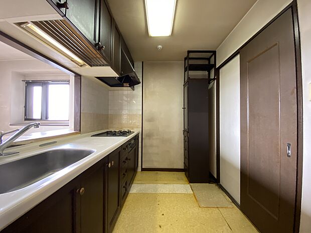 廊下やリビングにも繋がる家事動線の良いキッチンスペースです。