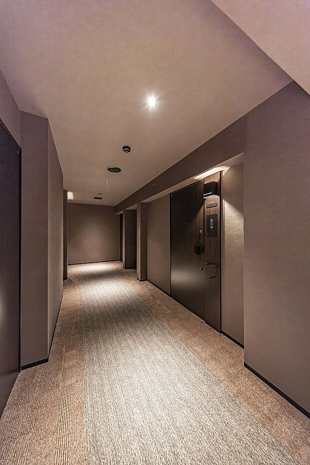 外部からの視線が届きにくく、プライバシーが守られやすい内廊下設計。ホテルライクな上質感を演出します。