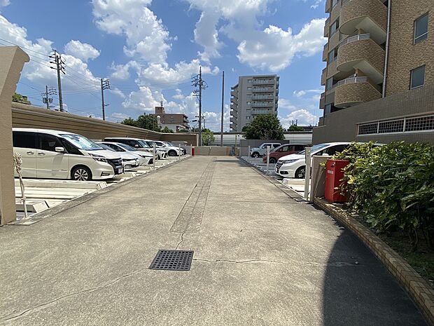 敷地内の駐車場は現在空き無しのため、敷地外平面駐車場（徒歩約1分）確保済みです。