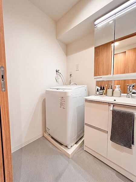 新規洗濯パンを設置済みで、入居後すぐに快適な生活をスタートできます。洗面室内に洗濯機置き場を確保することで、家事動線が充実。洗面・洗濯をまとめてこなせる効率的な空間が整っています。