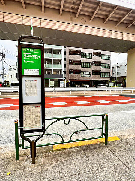 エントランスの目の前には「滝野川三丁目」バス停がございます。池袋駅をご利用の方にとって、毎日の通勤・通学に便利です。