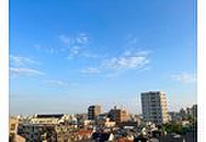 現地からの眺望写真です。青空が広がる開放的な景色が魅力で、視界を遮る建物が少なく、毎日気持ちの良い空を望むことができます。南向き6階ならではの抜け感のある眺望をお楽しみください。