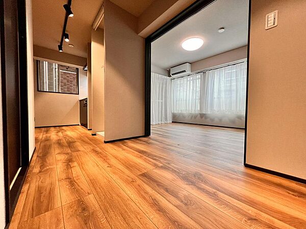 大きな窓から差し込む自然光が、全体をやさしく包む心地よい空間。くつろぐ時間も、在宅ワークや来客時も、ゆとりと落ち着きを感じながら毎日を過ごせます。