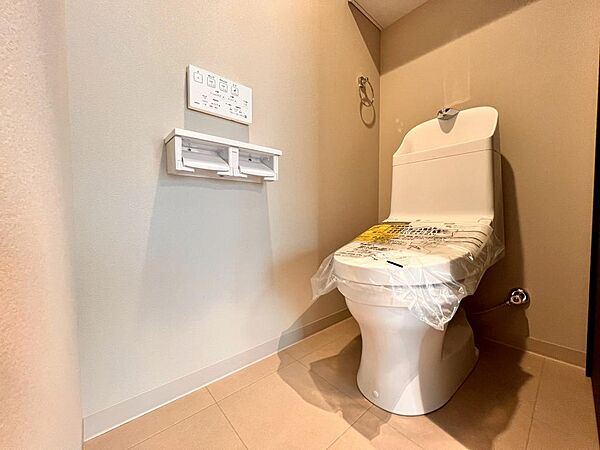 最新仕様のトイレは、シンプルで清潔感のあるデザイン。全体がすっきりしており、毎日気持ちよくお使いいただけます。温水洗浄便座付きで日常生活の快適さを高めます。