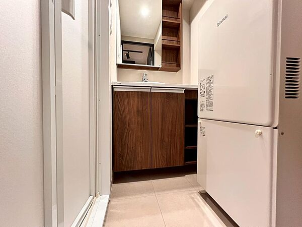 明るいデザインの上質な洗面台。収納力とデザイン性を兼ね備え、朝の身支度も夜のリラックスタイムも快適に。ホテルライクな空間で、日常をワンランク上へ。