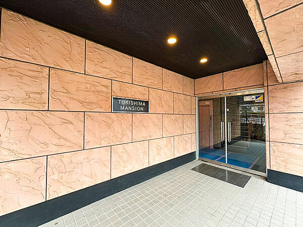 建物の顔となるエントランスだからこそのこだわり。洗練された佇まいが日常の喧騒を忘れさせてくれます。