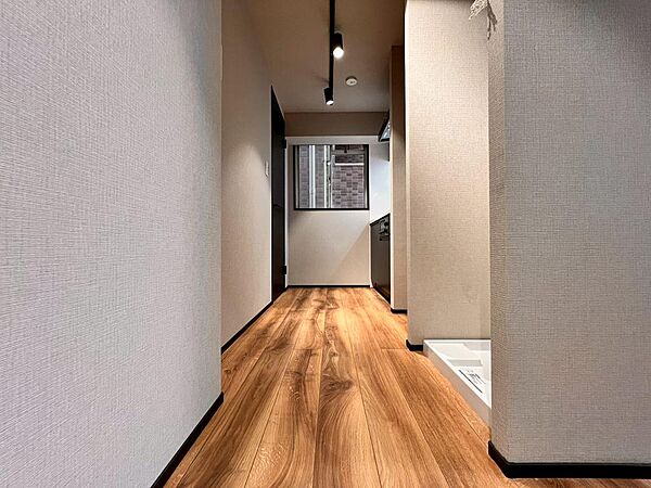 キッチン、冷蔵庫置き場、洗濯機置き場が横並びの設計。家事動線は短くシンプルに♪