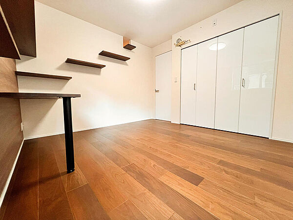 子供部屋など柔軟な用途が可能な居室。やわらかな木目が、家族や友人との会話やくつろぎの時間を自然に生み出します。
