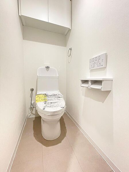 弊社の施工例になります。こちらで内装・仕様状況をご確認いただけます。温水洗浄便座付きです。