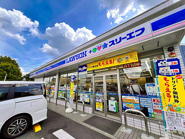 徒歩圏内にコンビニが複数ございます。
