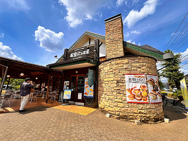 石窯パン工房「サンメリー朝霞店」地元の方から愛されるお店です。徒歩８分。