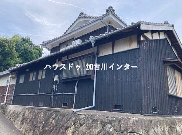 昔ながらの焼板は風情もあります。