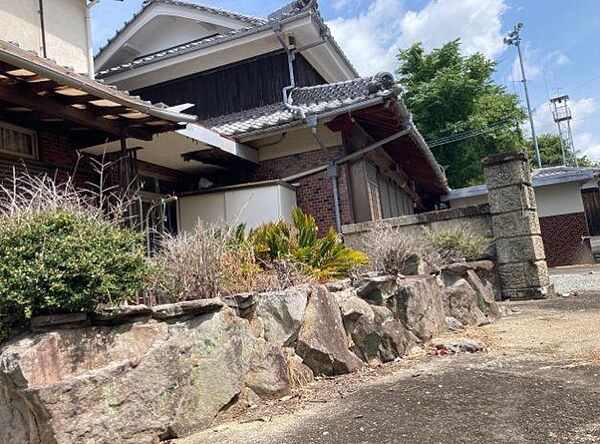 昔ながらの石垣造りの庭もあり癒し空間にもなります。