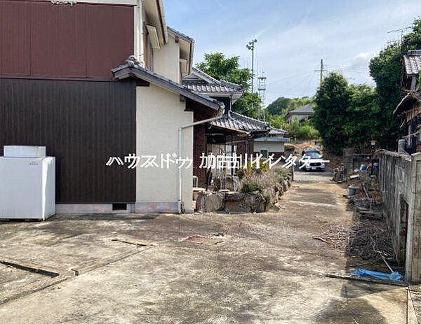 同じ敷地内奥側に広い駐車スペースもあります。