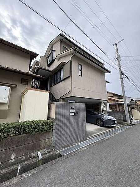 前面道路を含む現地写真です。車の出入りや周辺の街並みなど、実際の住環境をご確認いただけます。