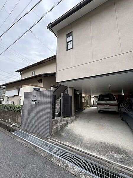 1階にはホームエレベーター専用の入口を設け、2階にはメイン玄関を配置。用途に応じて使い分けができる便利な間取りです。