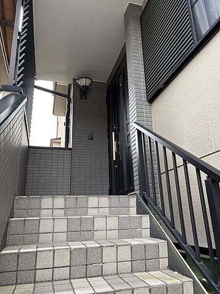 2階玄関へとつながる外階段です。毎日の出入りがしやすく、住まいの動線にも配慮された設計となっています。