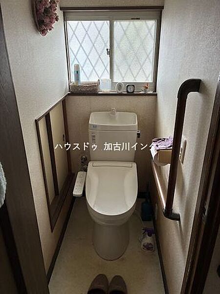 手すりもあり、毎日快適に使えるトイレです