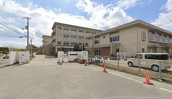 高砂市立米田西小学校 640m