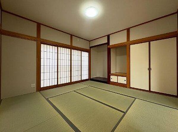 客間としてはもちろん、小さなお子様のお昼寝スペースや、洗濯物を畳む家事スペースとしても重宝する落ち着きの和室です。