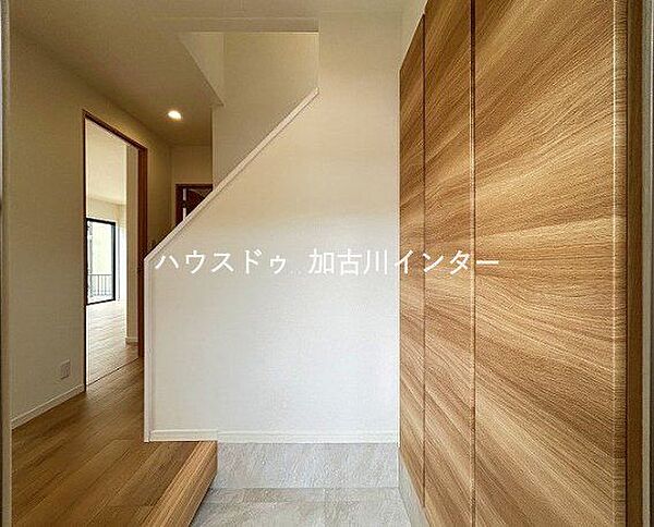 温かみのある木目調のデザインが目を引く、すっきりと洗練された玄関スペースです。大容量のシューズボックスを備えており、ご家族分の靴もすっきり収納可能。毎日のご帰宅を温かく迎えてくれます。