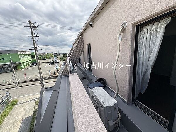 前面に遮るものがなく、開放的な眺望を楽しめるロケーション