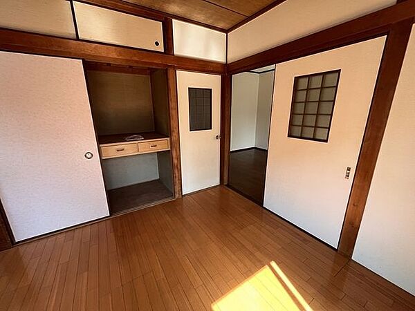 1階リビング横の6畳間は和室から洋間にリフォームされたお部屋です
