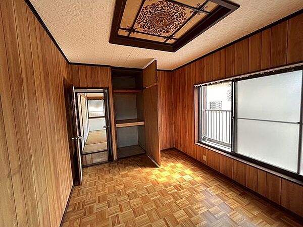 2階洋室の窓はベランダにつながっています
