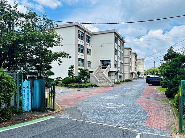 豊田市立若林東小学校 730m