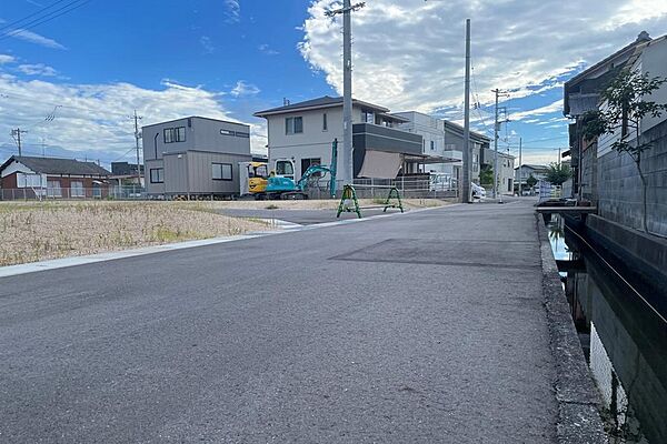 現地（R6.8）撮影　5号地6号地側接道この先の道幅が狭いため車の通行はできません。水路は常に少量の水が流れており小魚がたくさん泳いでいるので近所のお子様が夏休みには遊んでいる風景が微笑ましいです。