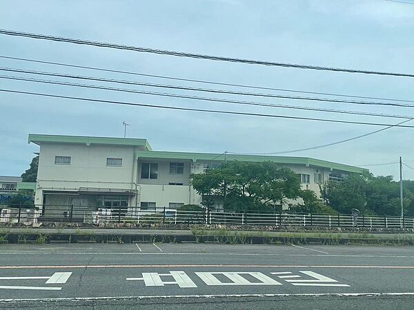 岡山市立富山幼稚園1017ｍ。富山小学校に隣接した市立幼稚園