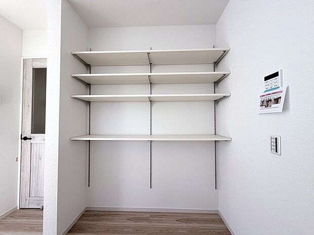 可動棚付き収納