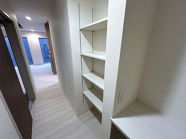 リビング内可動棚+カウンター