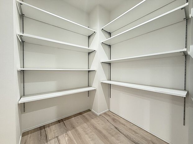 可動棚付き収納