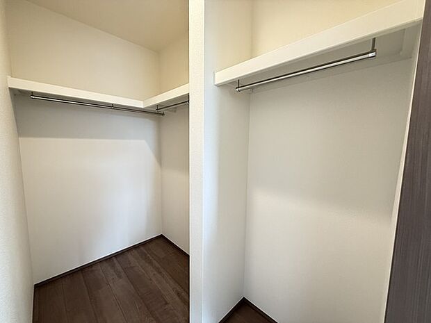 主寝室ウォークインクローゼット