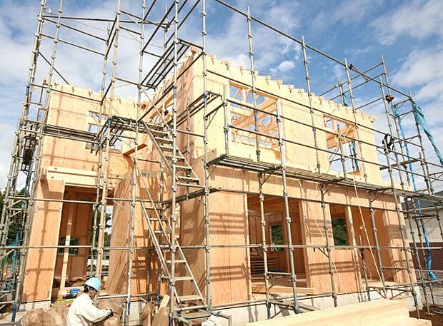 守るを徹底追求した安定工法。工程効率を高めつつ耐震性を向上し、高強度のオリジナル耐力壁で壁倍率5倍を実現。柱・土台・基礎を強固に接合する「Tロック」を採用。