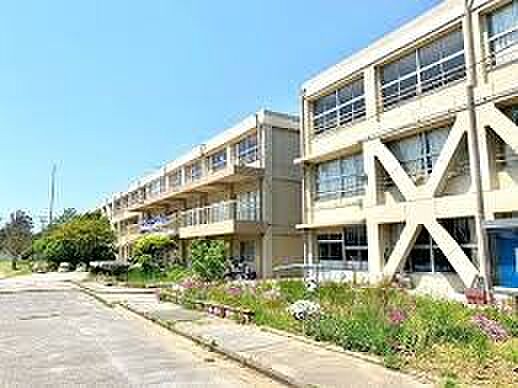 松戸市立常盤平第二小学校(718m)